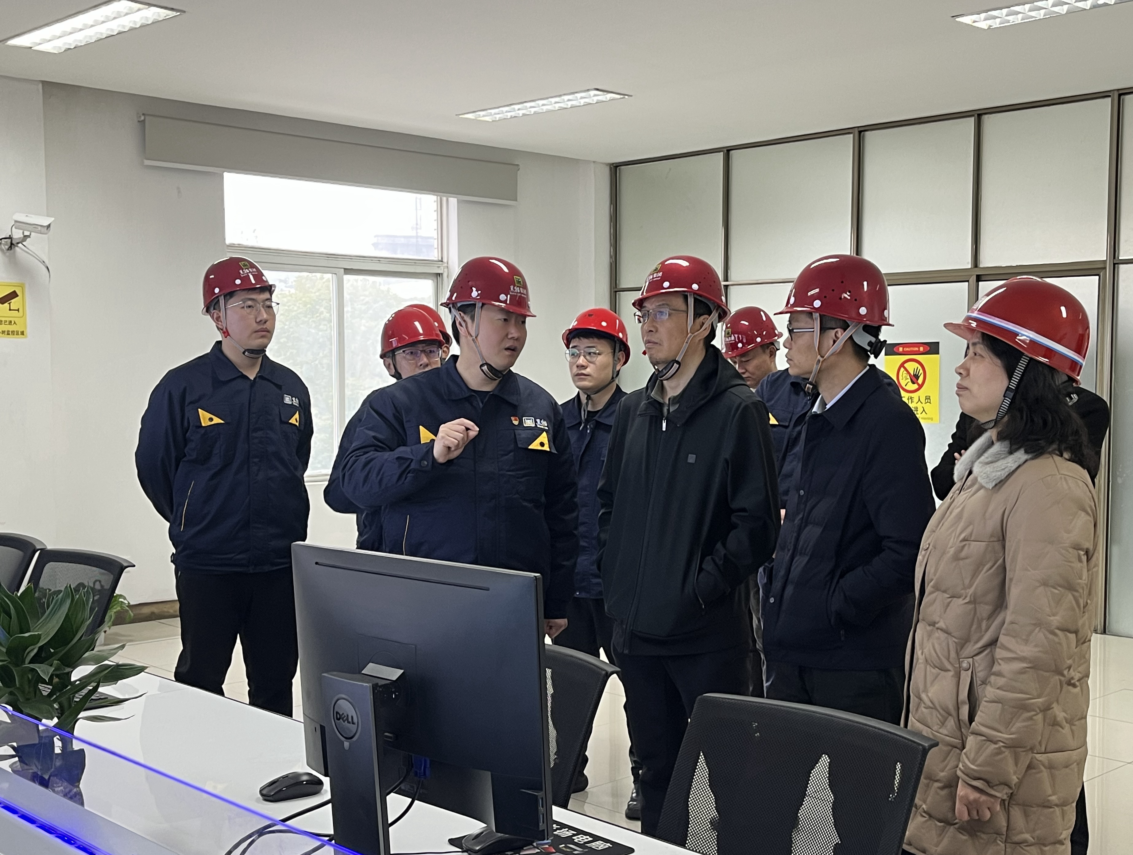圖1 炭黑5、6號生產(chǎn)線調(diào)控室（集團總部 彭佳敏攝）.jpg